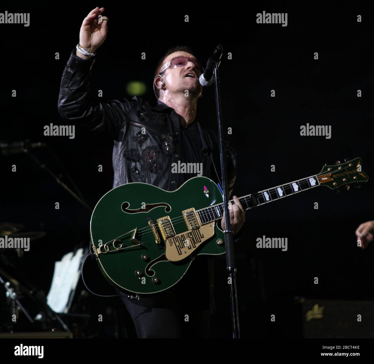 U2 Bono (voce principale e chitarra ritmica), The Edge (chitarra  principale, tastiere e voce di supporto), Adam Clayton (chitarra basso) e  Larry Mullen Jr allo stadio di Wembley Foto stock - Alamy