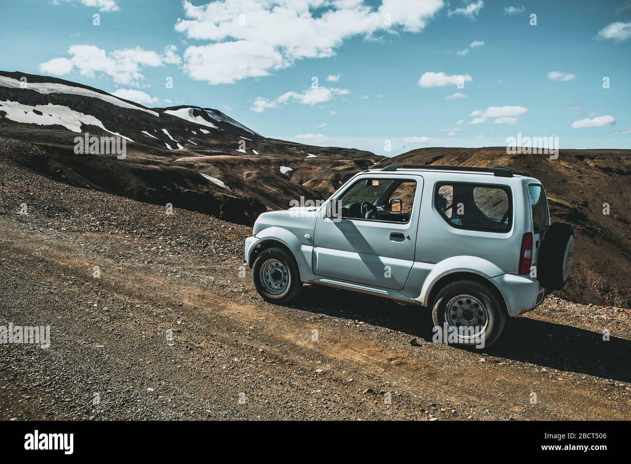 4x4 Suzuki Jinny viaggio fuori strada a Landmannalaugar in altopiano d'Islanda, nordico, Europa. Il luogo è famoso per il trekking estivo all'aperto. Foto Stock