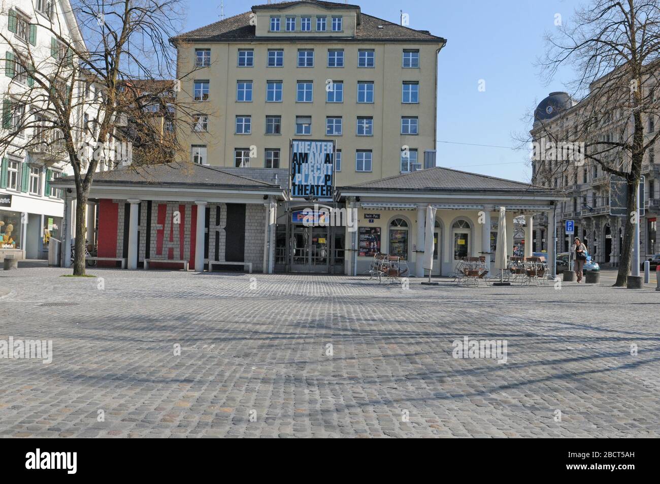 Zürich/Svizzera: Strade e luoghi pubblici sono chiusi o vuoti a causa di CoVid19 Log down come qui a Hechtplatz e Limmatquai Foto Stock