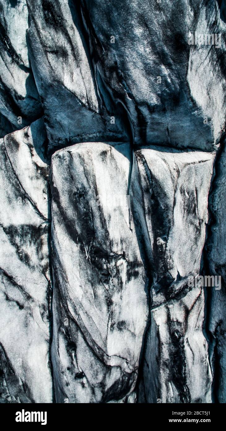 Primo piano Vista sul drone del ghiacciaio Sólheimajökull in Islanda. Belle texture e motivi del ghiacciaio. Foto Stock