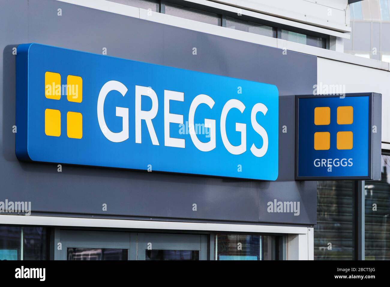 Logo aziendale al di fuori di un negozio di prodotti da forno Greggs, Ayrshire, Regno Unito Foto Stock