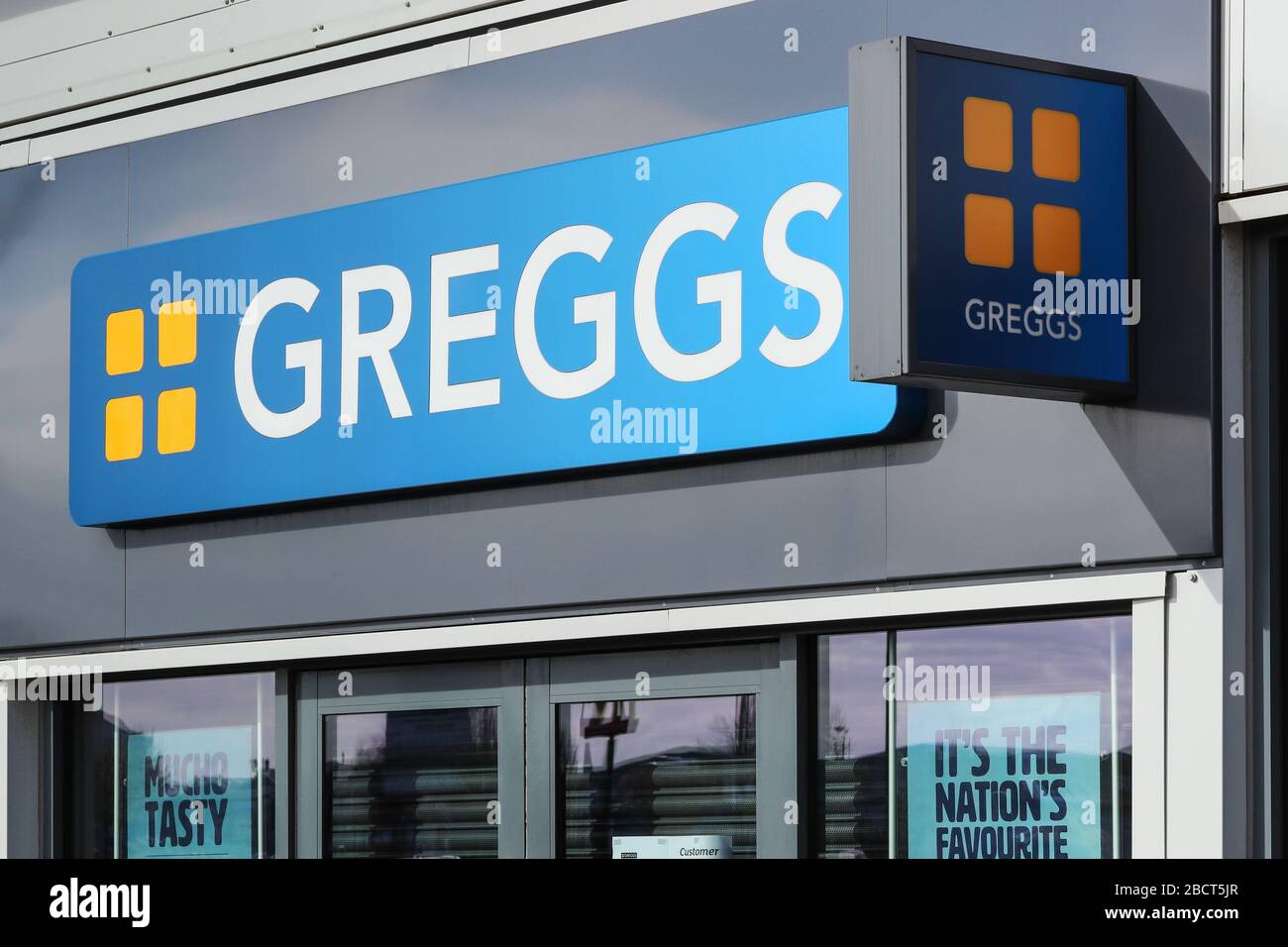 Logo aziendale al di fuori di un negozio di prodotti da forno Greggs, Ayrshire, Regno Unito Foto Stock