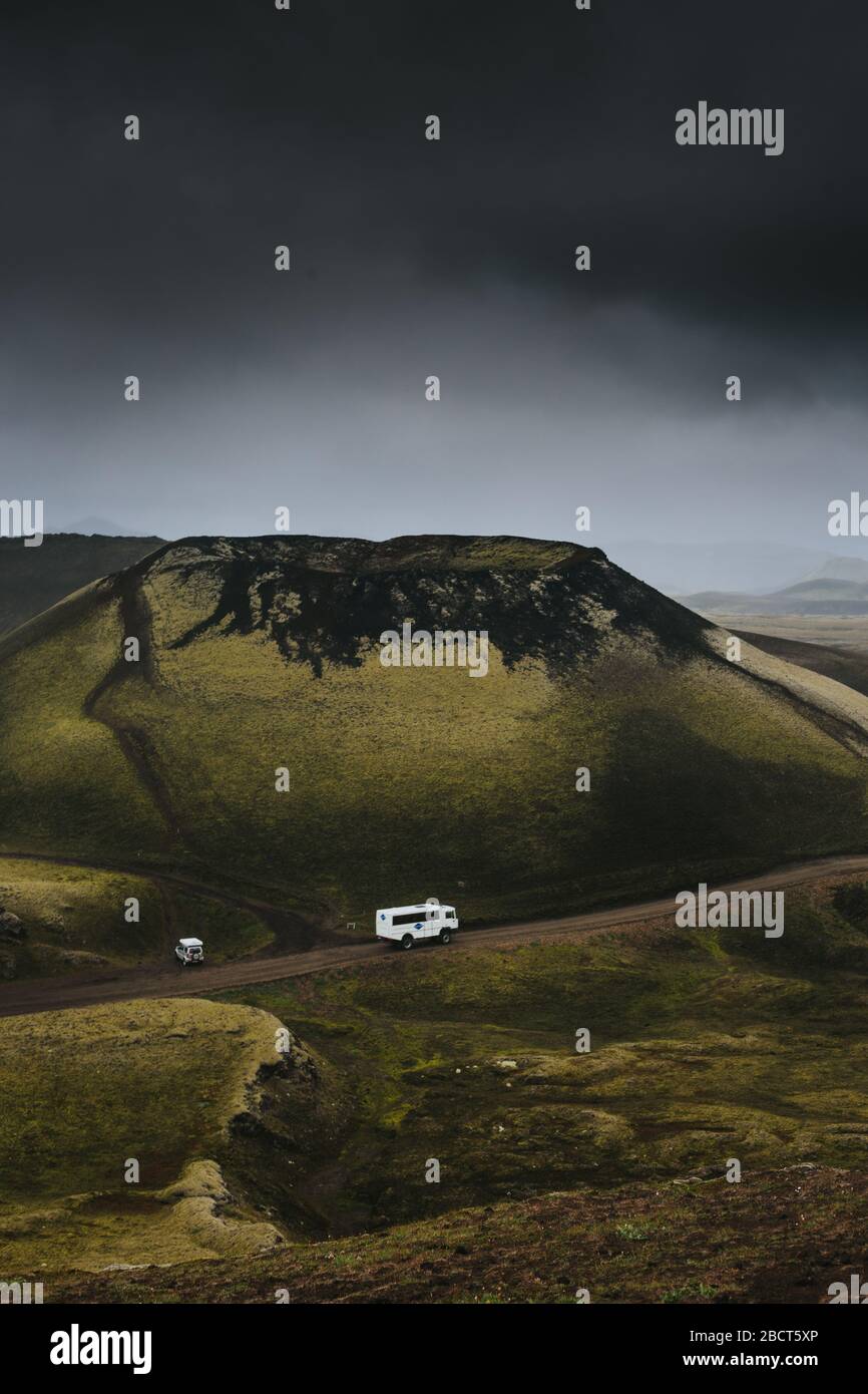 Cratere del vulcano Stutur a Landmannalaugar. Tour guidato privato alle Highlands dell'Islanda con un super grande autobus bianco. Foto Stock