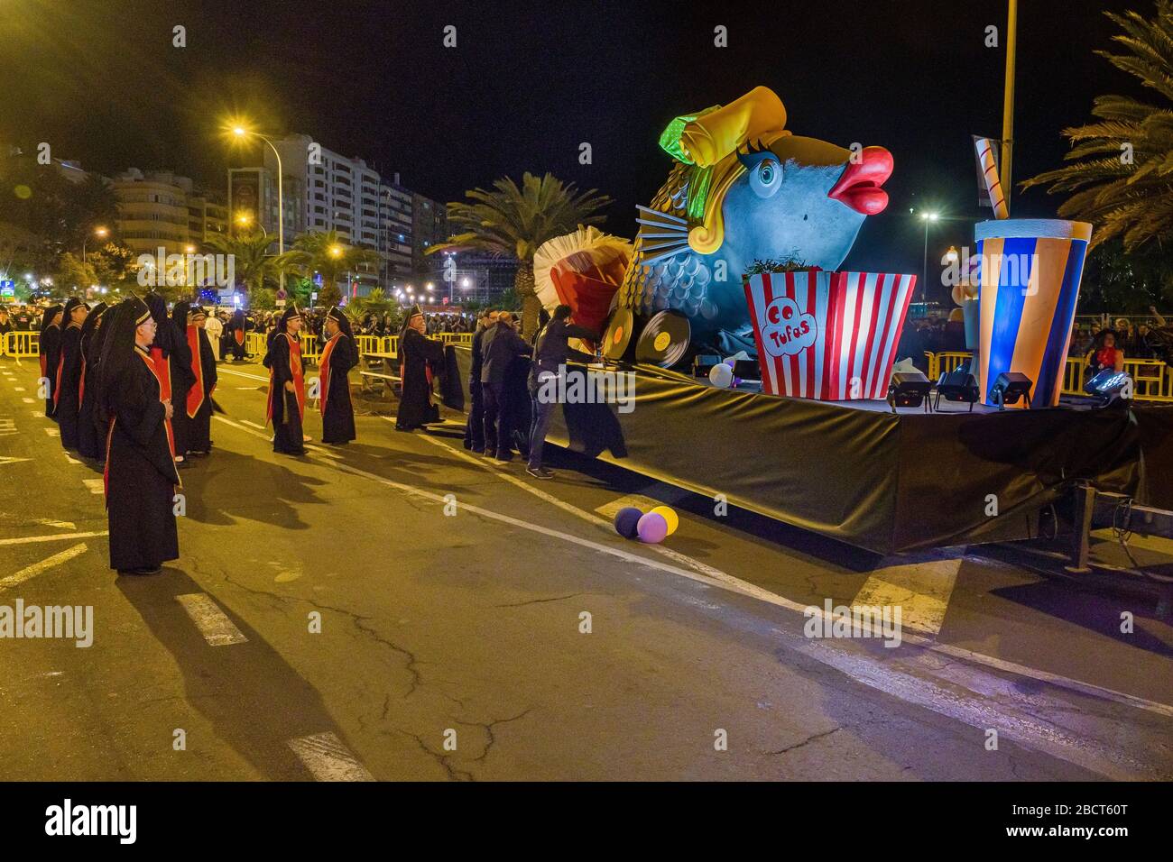 Una grande statua colorata di un pesce, l'attrazione principale della processione funebre sepoltura delle Sardine, ha raggiunto il luogo per l'ultima combustione Foto Stock