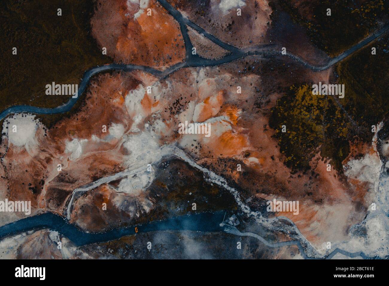 Drone vista del campo geotermico Seltun in Krysuvik, Islanda. Vulcano geotermica attività vulcanica drone video - Islanda paesaggio natura mostrando vulcanico Foto Stock