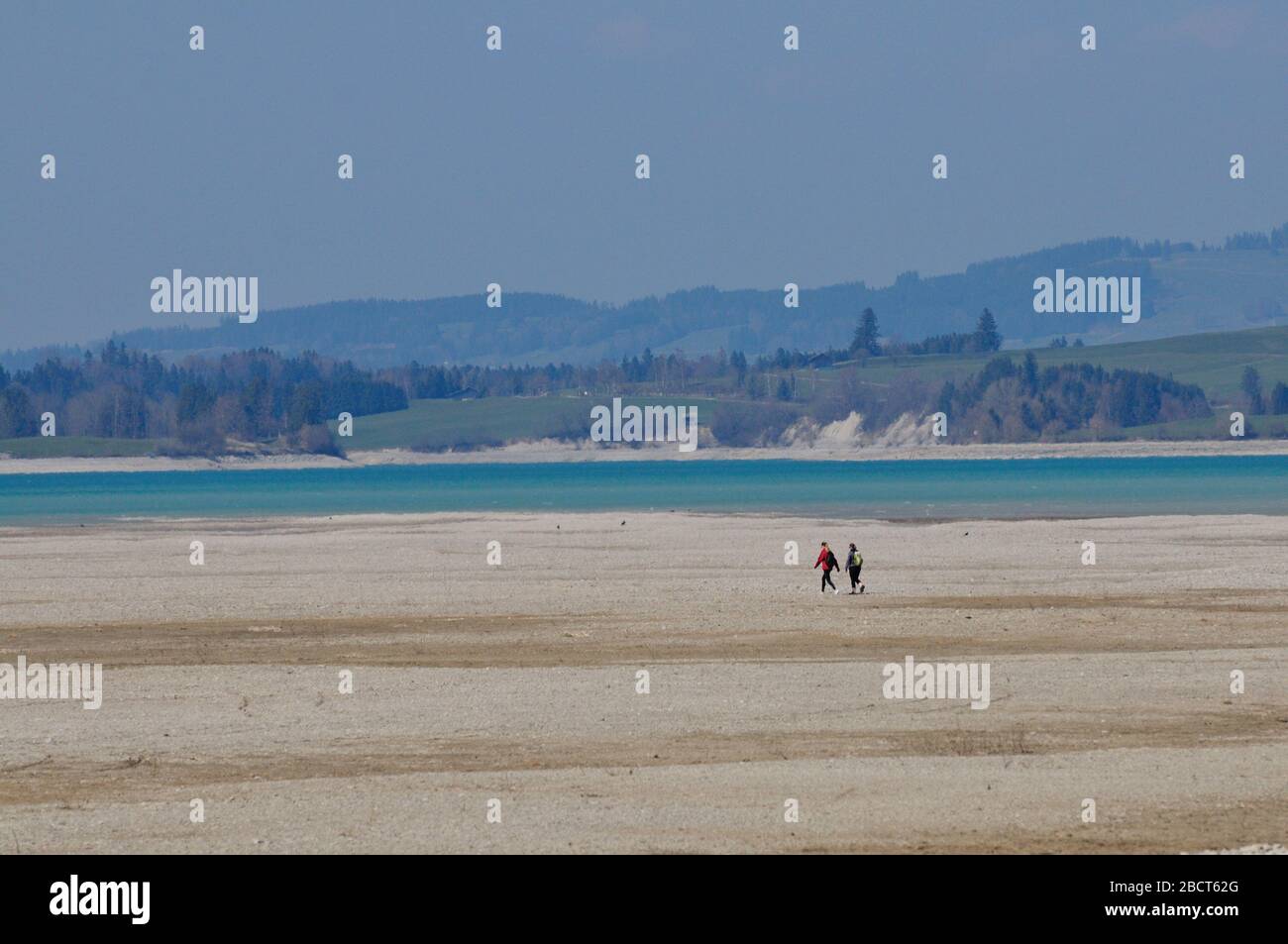 Forggensee con due forme umane in lontananza Foto Stock