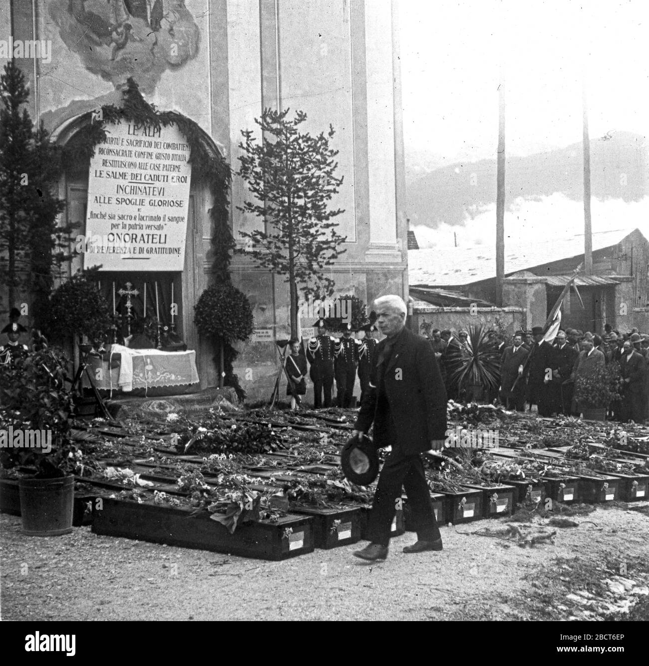 Chiesa della Madonna della Difesa Cortina d Ampezzo 1921 soldati italiani corpi recuperati dalle tombe alpine dopo la grande guerra Chiesa della Madonna della Difesa Cortina d Ampezzo Veneto Italia la messa all’aperto davanti alla chiesetta della Madonna della Difesa a Cortina D’Apezzo Foto Stock