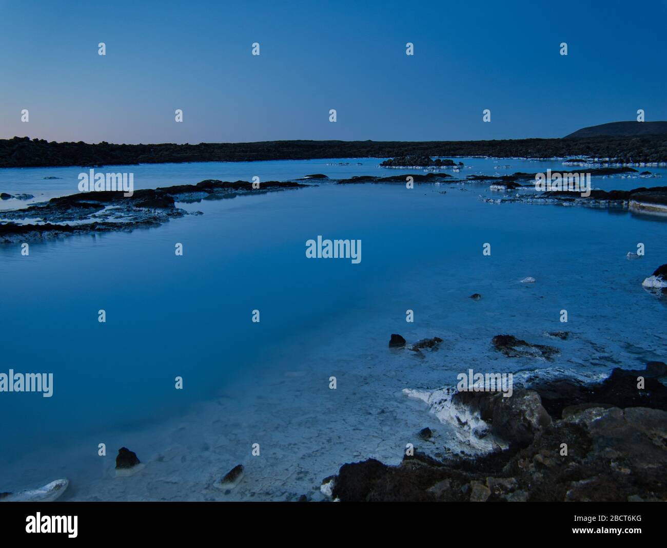 Un piccolo lago con acqua termale lattiginosa in Islanda vicino Grindavik Foto Stock