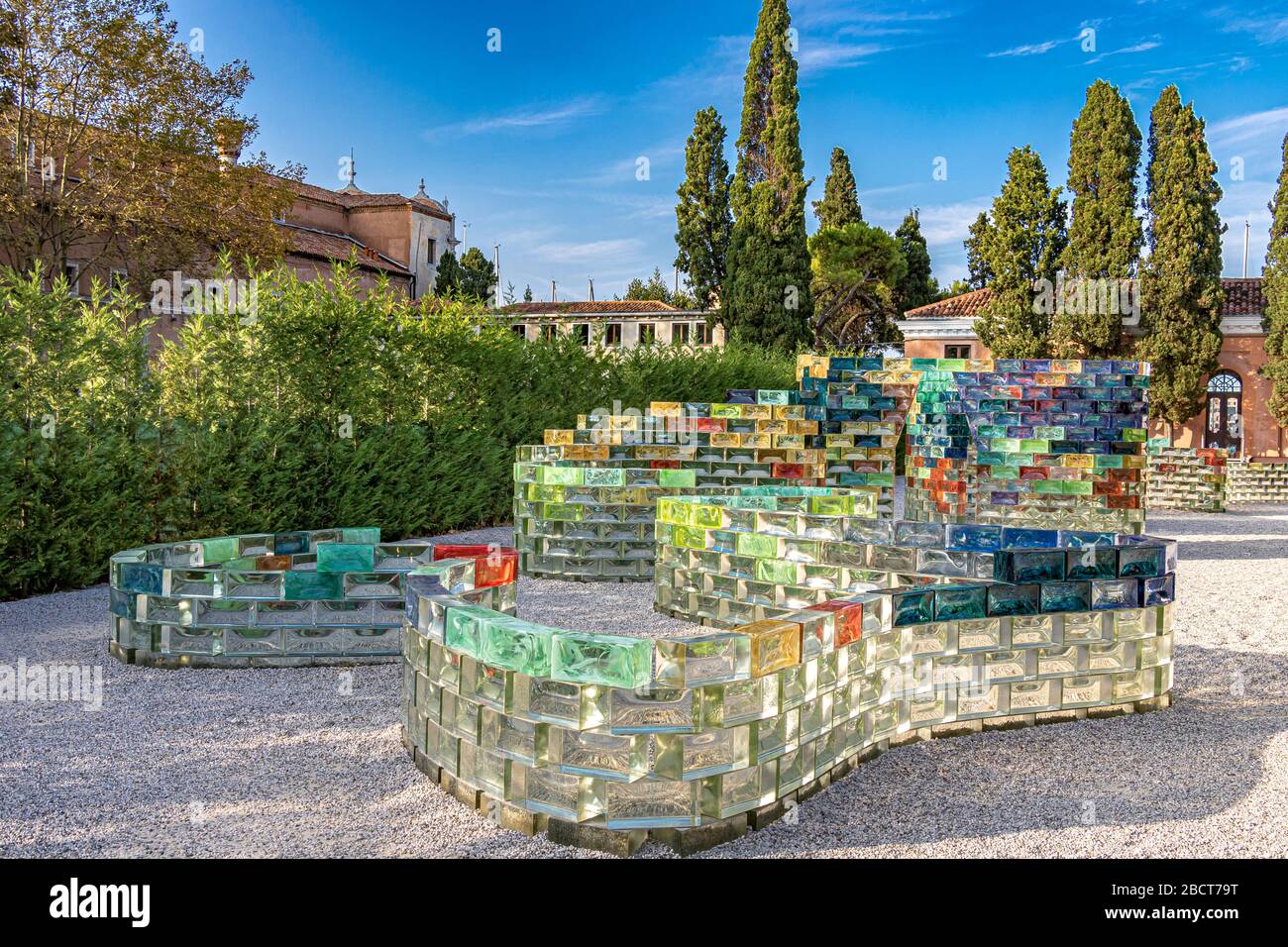 Parete curva di blocchi di vetro colorati creata da Pae White di nome Qwalala sull'isola di San Giorgio maggiore, Venezia, Italia Foto Stock