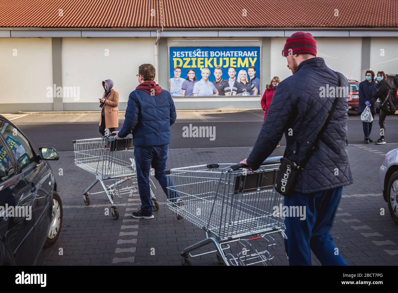 Stato di epidemia a Varsavia, Polonia - coda di fronte al negozio di Lidl a causa di limitare il numero di visitatori a limitare la diffusione di Coronavirus Foto Stock