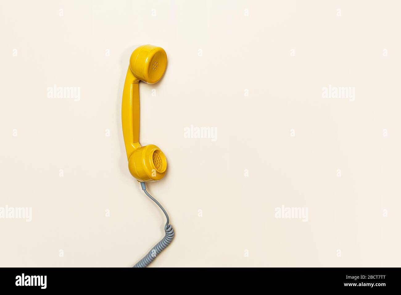Ricevitore vecchio stile su sfondo di colore beige. Moderno stile retrò. Nuova vecchia tecnologia. Foto Stock
