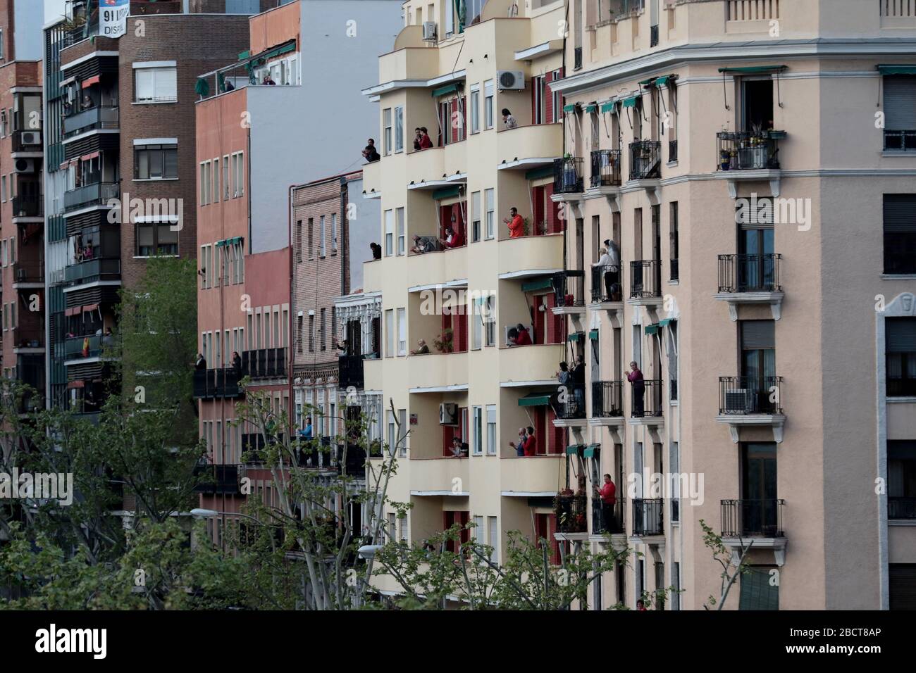 Madrid, Spagna; 05/04/2020.- la causa per gli operatori sanitari continua dal suo inizio il 14/02/2020The gli applausi quotidiani continuano alle 20:00 nella città di Madrid per ringraziare gli operatori sanitari per il loro lavoro incondizionato per la salute degli spagnoli e per coloro che sono stati uccisi dalla pandemia. La Spagna registra oggi 12.418 morti, 130.759 infetti, 38.080 guariti e 6.861 pazienti nella UTI la Spagna registra 674 decessi da coronavirus negli ultimi 24h, il numero più basso dagli ultimi 8 giorni. Foto: Juan Carlos Rojas/Picture Alliance | utilizzo in tutto il mondo Foto Stock