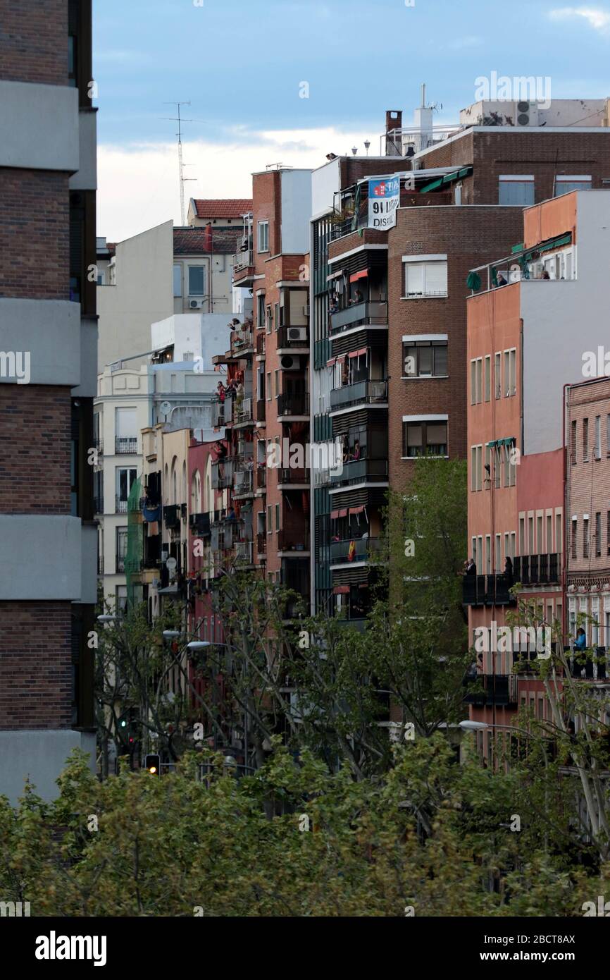 Madrid, Spagna; 05/04/2020.- la causa per gli operatori sanitari continua dal suo inizio il 14/02/2020The gli applausi quotidiani continuano alle 20:00 nella città di Madrid per ringraziare gli operatori sanitari per il loro lavoro incondizionato per la salute degli spagnoli e per coloro che sono stati uccisi dalla pandemia. La Spagna registra oggi 12.418 morti, 130.759 infetti, 38.080 guariti e 6.861 pazienti nella UTI la Spagna registra 674 decessi da coronavirus negli ultimi 24h, il numero più basso dagli ultimi 8 giorni. Foto: Juan Carlos Rojas/Picture Alliance | utilizzo in tutto il mondo Foto Stock