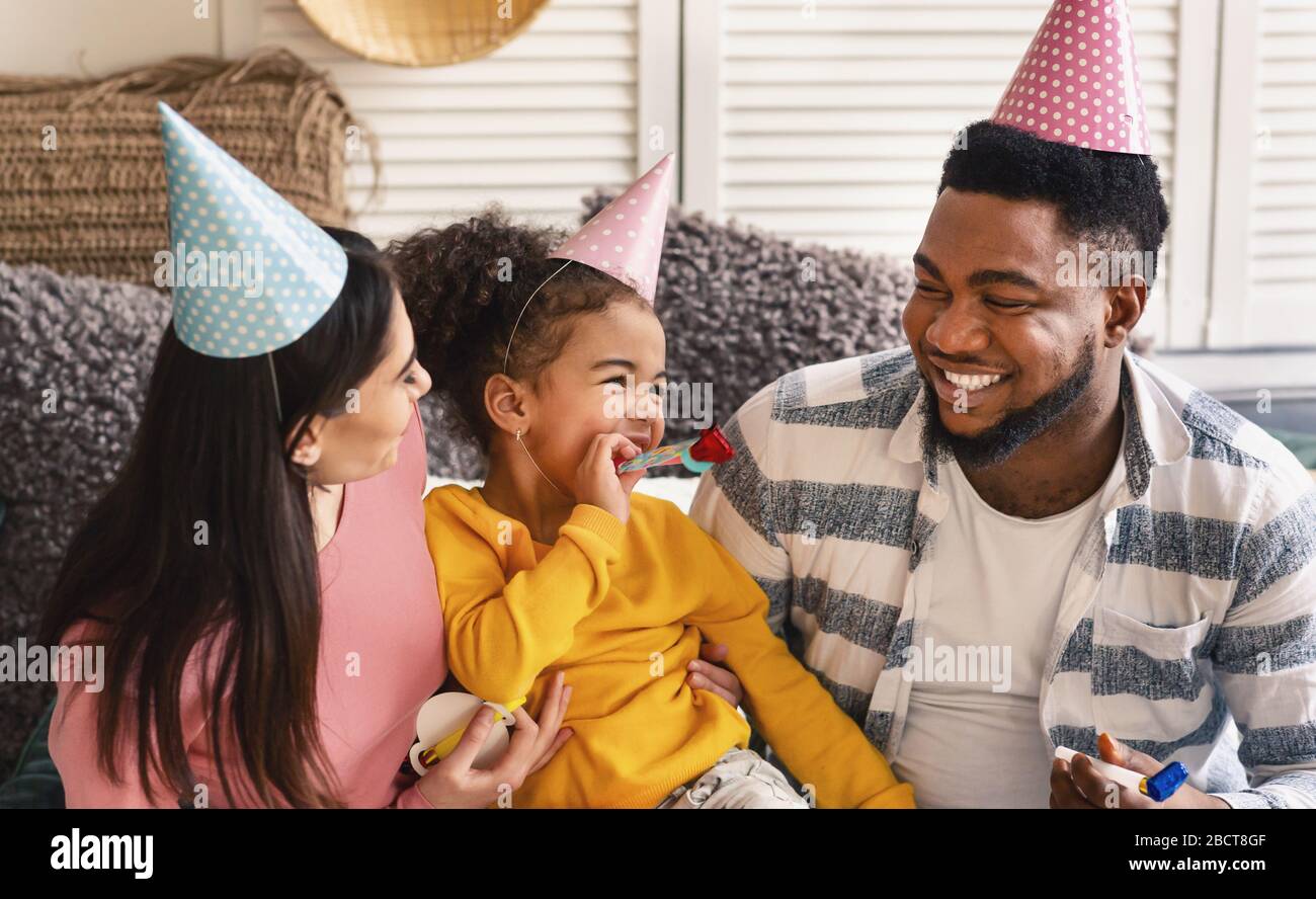 Famiglia multirazziale in cappe soffiare in fifes Foto Stock