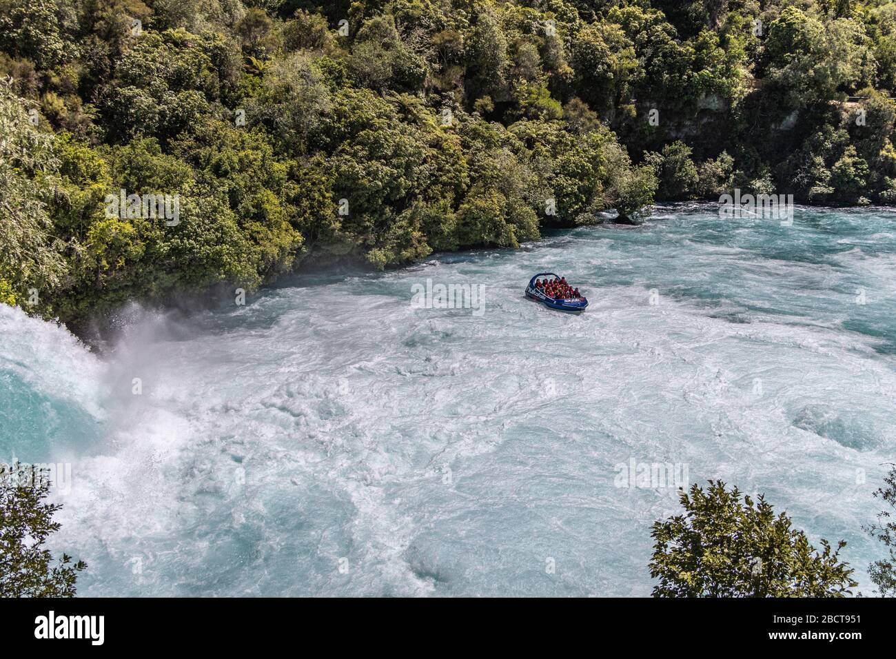 Jetboat che si muove in acque turbolente sotto le cascate di Huka, Taupo, Nuova Zelanda Foto Stock