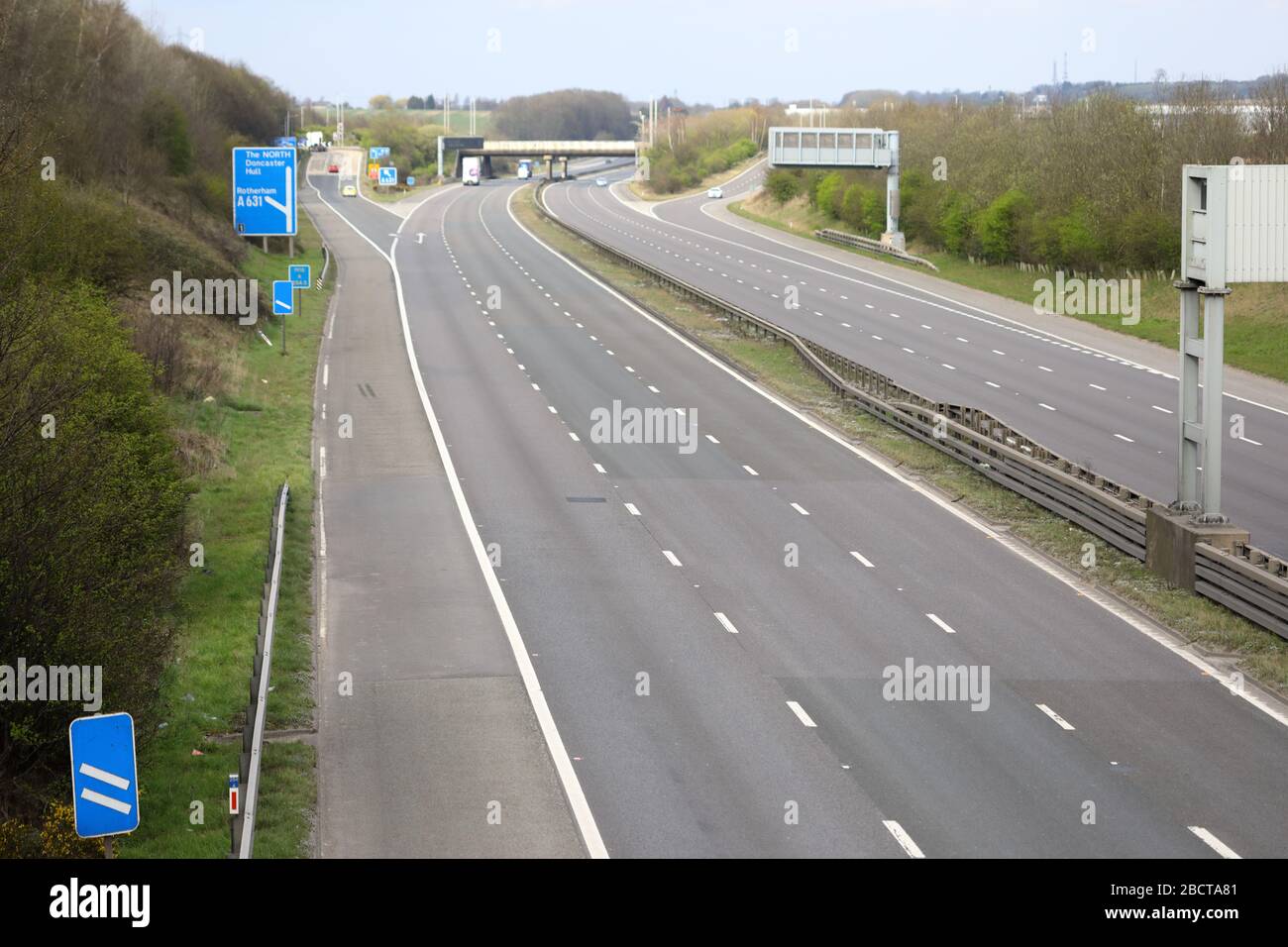Ripresa di una tranquilla autostrada M18 che guarda verso nord verso lo svincolo uno il 4 aprile 2020 durante la pandemia del virus della corona Foto Stock