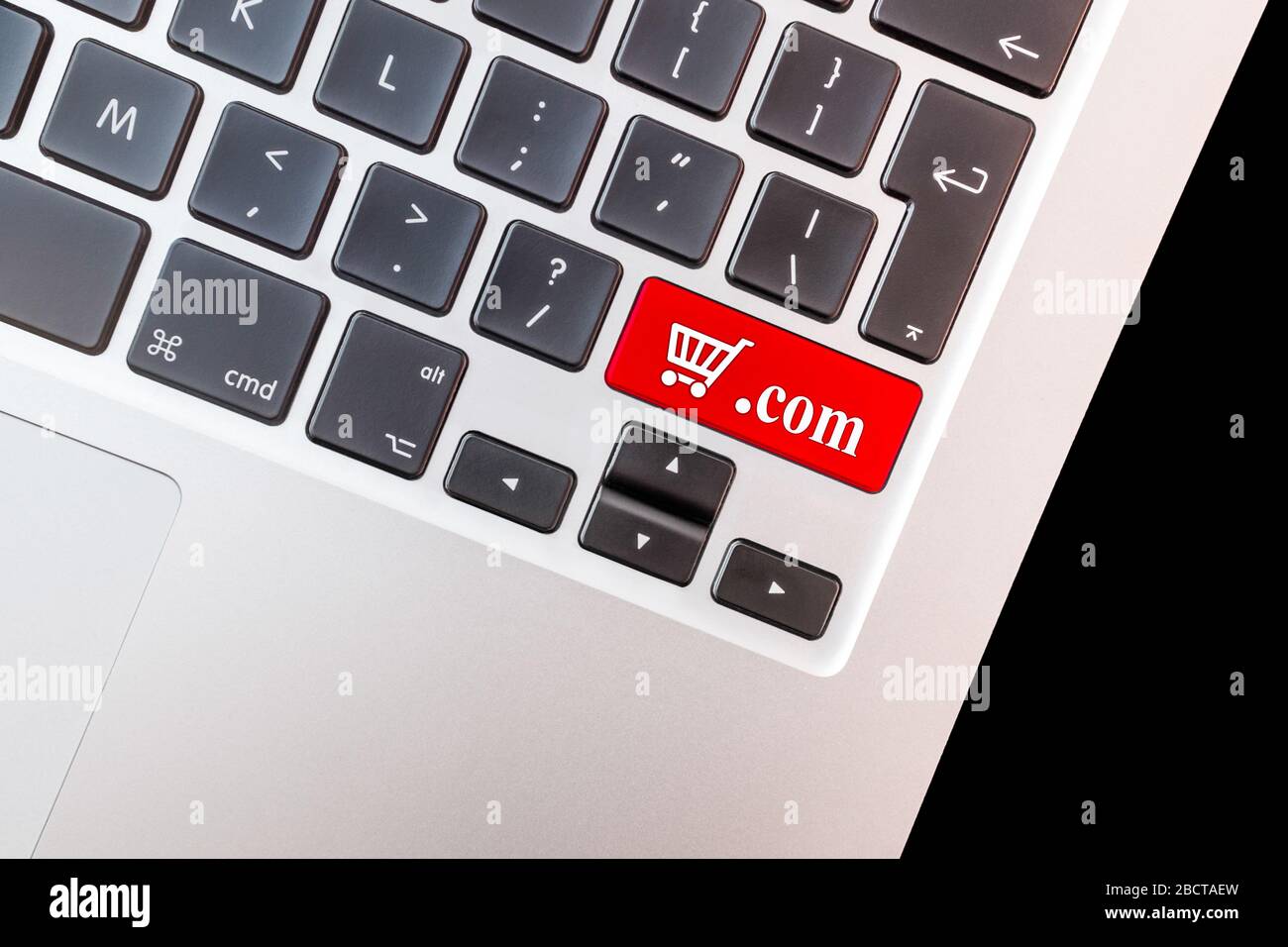 Concetto di shopping online. Tastiera per laptop con carrello. Foto Stock