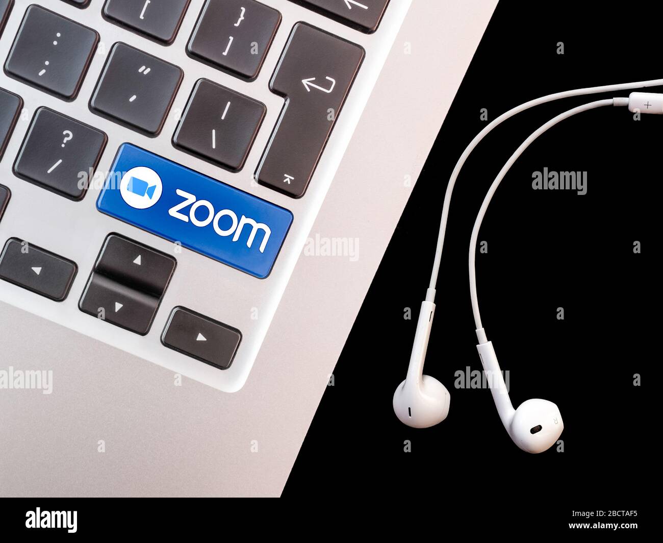 Bruxelles, Belgio - 4 aprile 2020: Logo zoom sulla tastiera di un computer portatile. Illustrazione della popolare app per le conferenze remote. Foto Stock