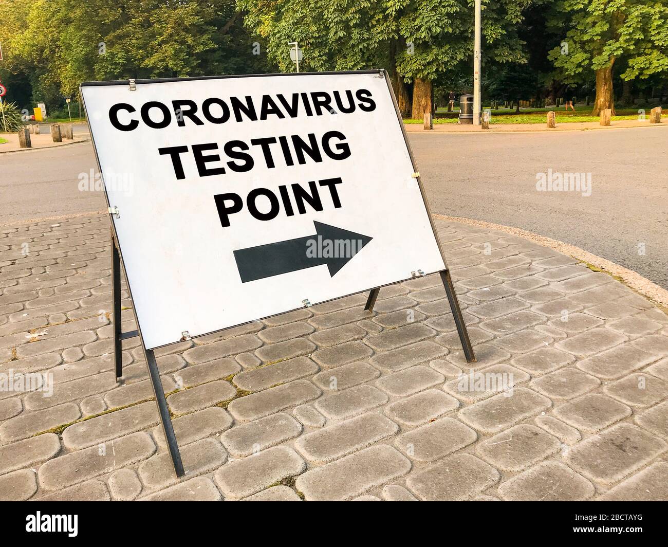 Cartello che mostra la strada verso un centro di test Coronavirus Foto Stock