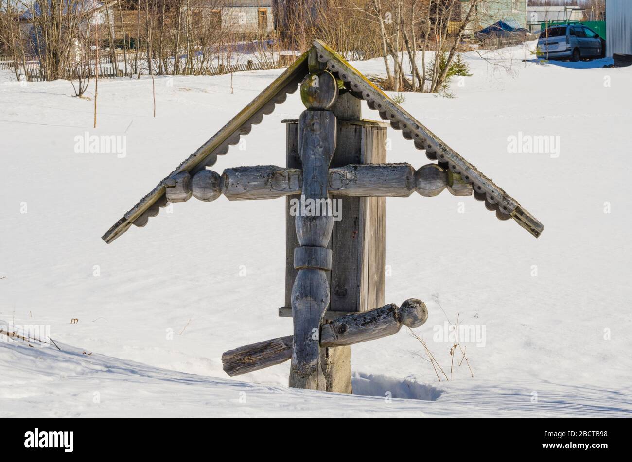 Croce in legno d'epoca gettata Foto Stock