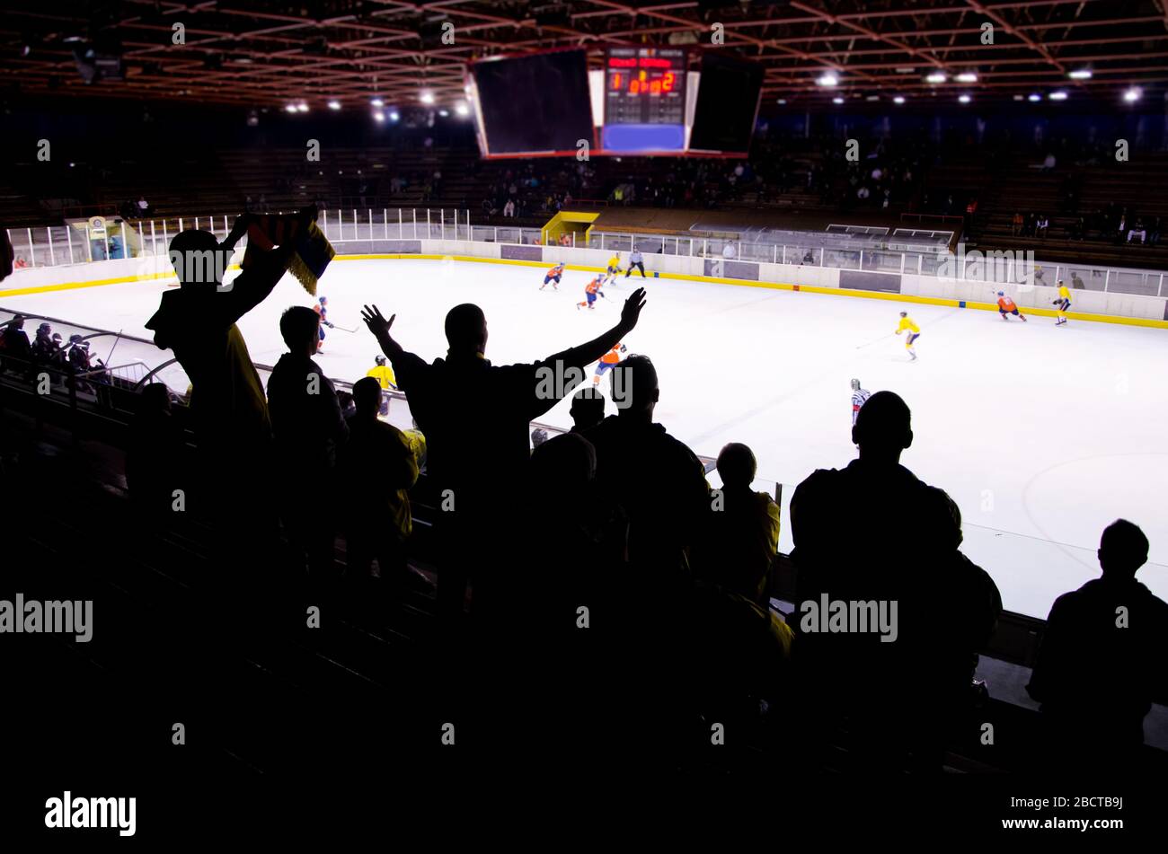 Tifosi di hockey in piedi e applausi sullo stadio in After Goal - sport, carta da parati.. Foto Stock