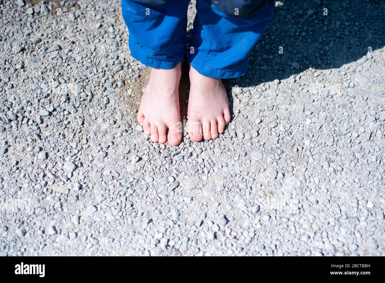 Bambino senza scarpe. Stile di vita a piedi nudi Foto stock - Alamy