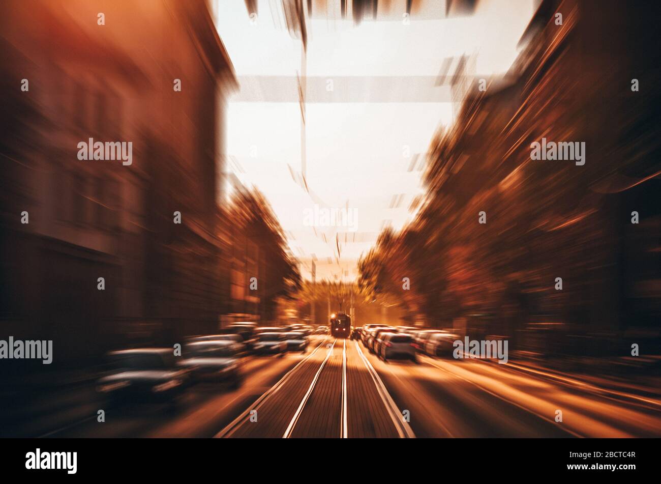 Foto di concetto a traffico intenso - auto e tram Foto Stock