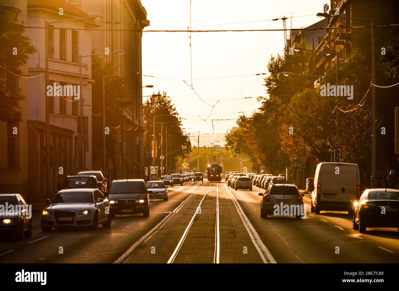 Foto di concetto a traffico intenso - auto e tram Foto Stock