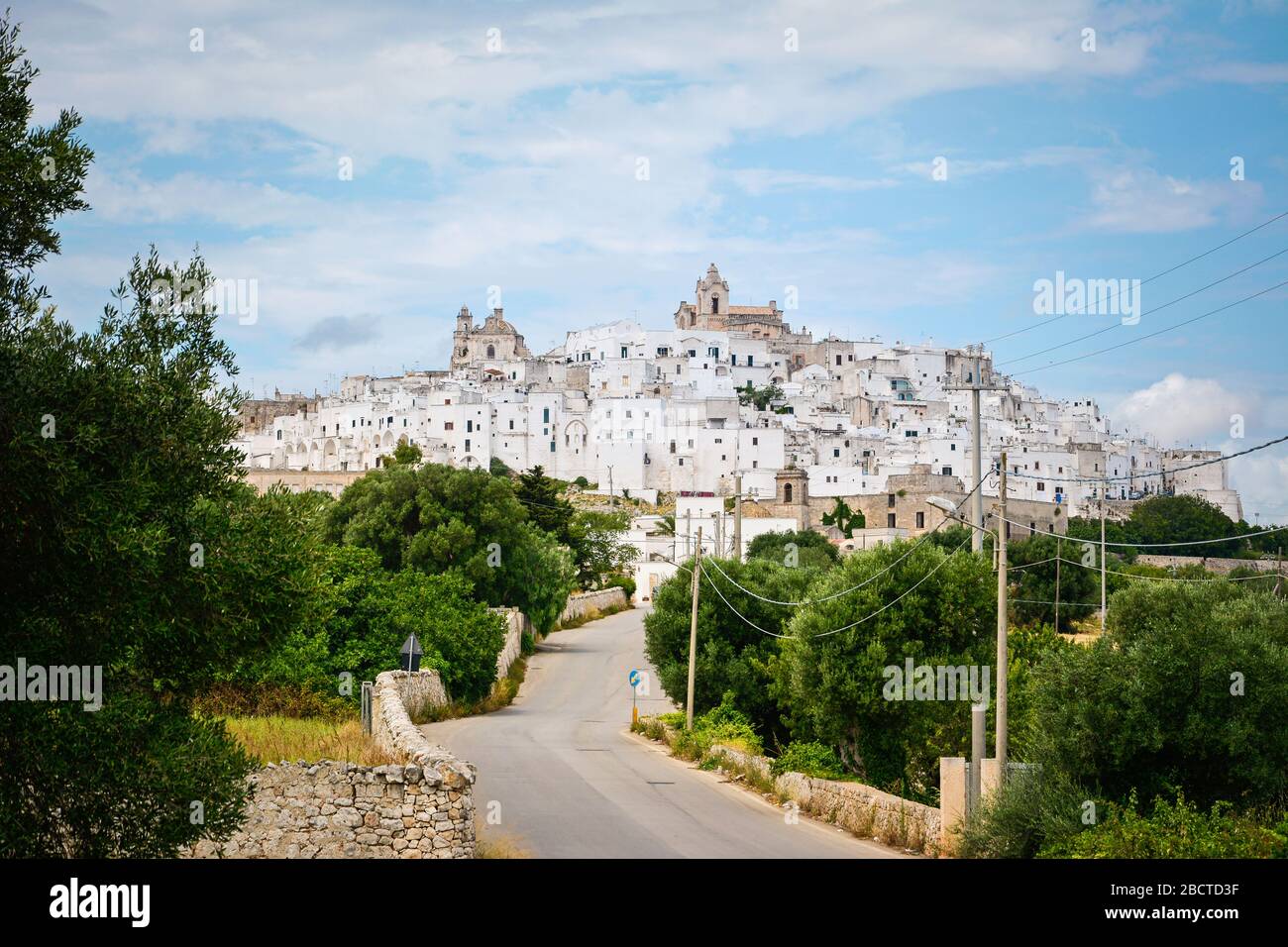 Ostuni bianco skyline città, Brindisi, Puglia (Puglia) Italia meridionale. Europa. Foto Stock