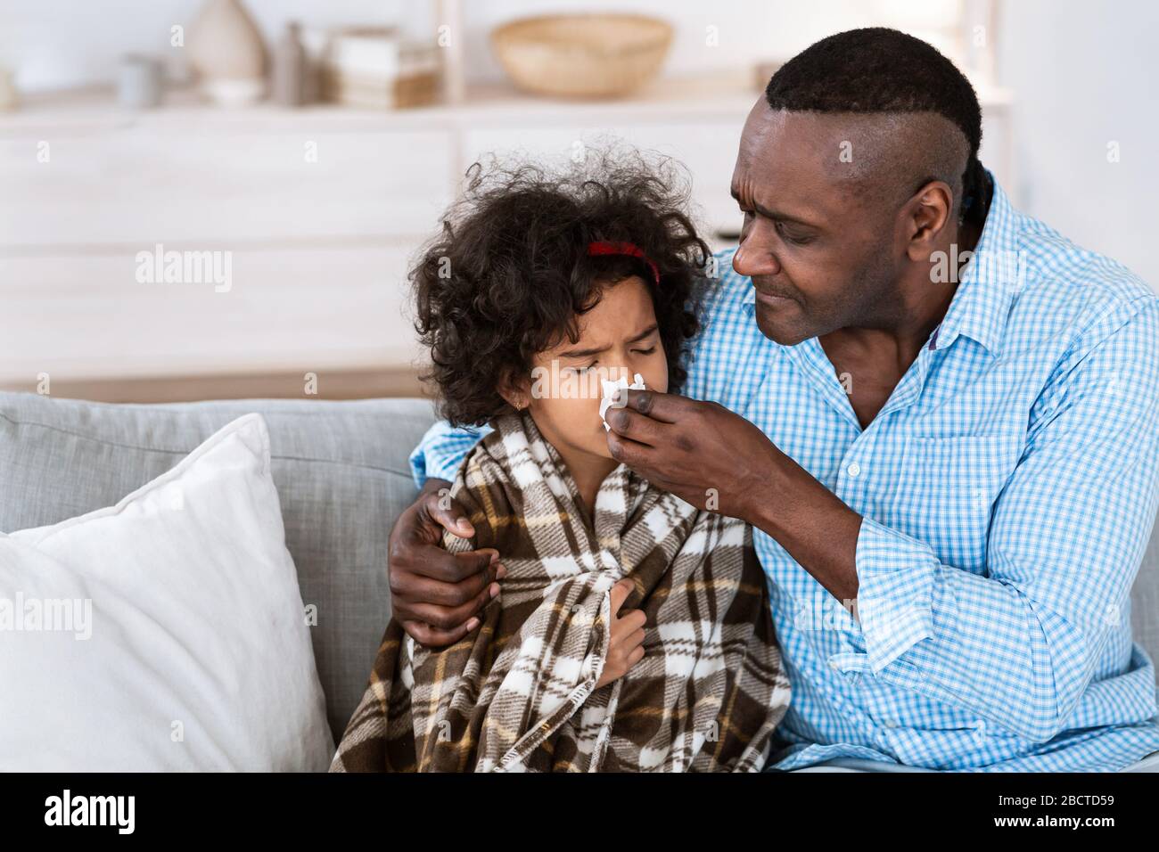 Trattamento della malattia virale. Nonno amorevole che tratta la sua nonna malsana a casa, spazio copia Foto Stock