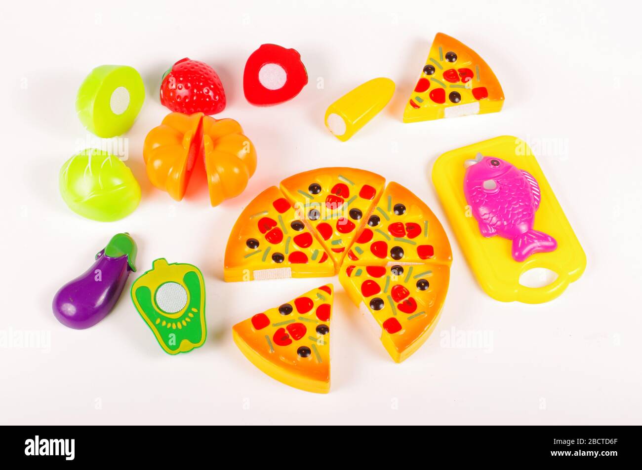 Plastica alimenti artificiali, frutta e verdura come giocattoli per bambini Foto Stock