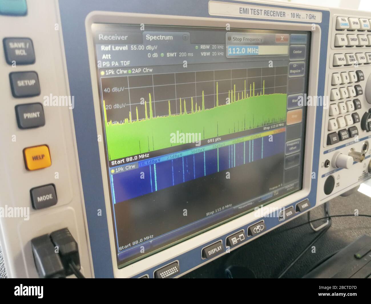 Spettro di radiofrequenza durante la scansione delle emissioni di compatibilità elettromagnetica Foto Stock
