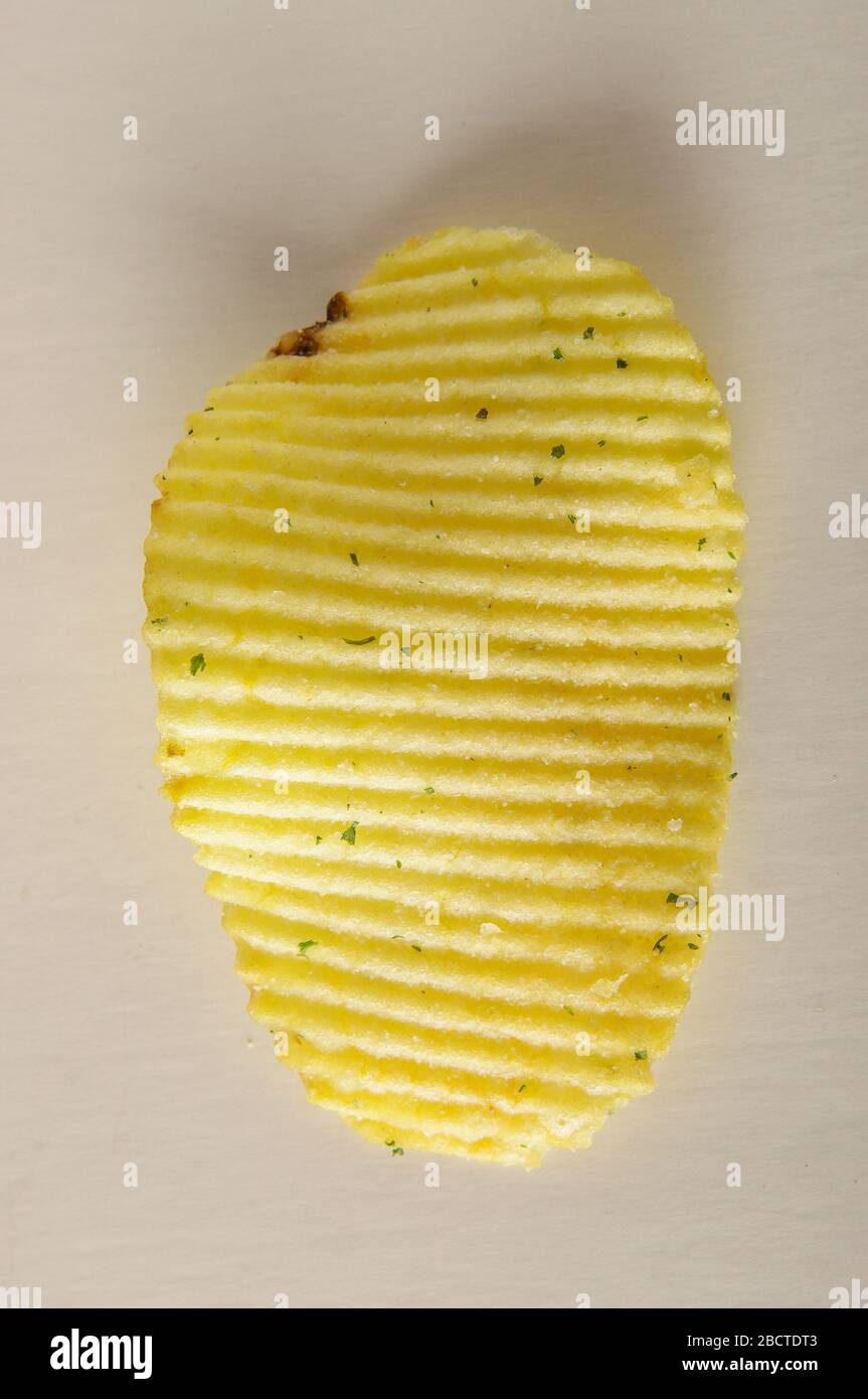 Patata ondulata isolata su sfondo bianco Foto Stock