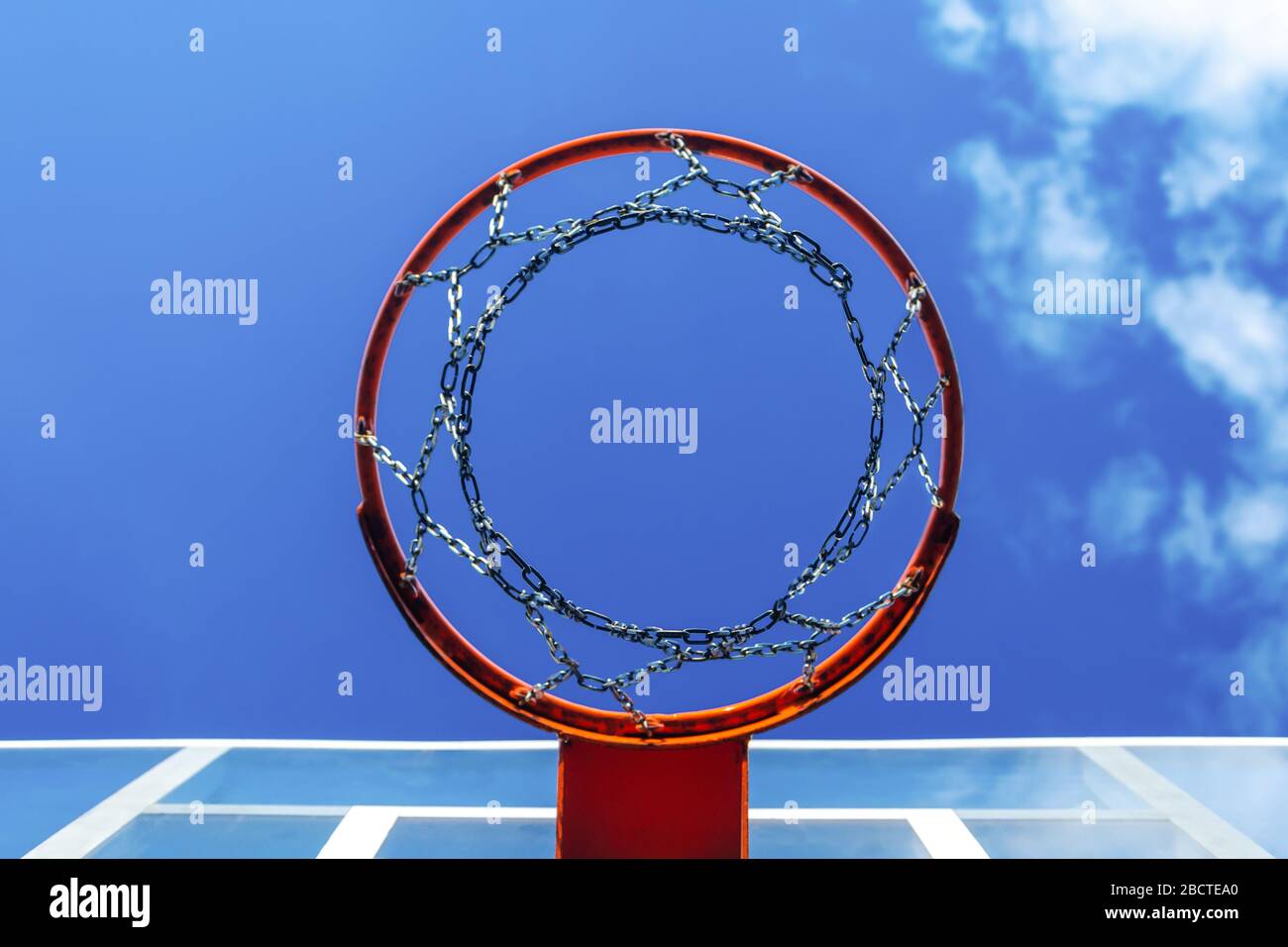cerchio di basket. vista dal basso di una rete di basket da una catena metallica. contro il cielo blu. spazio per copia Foto Stock