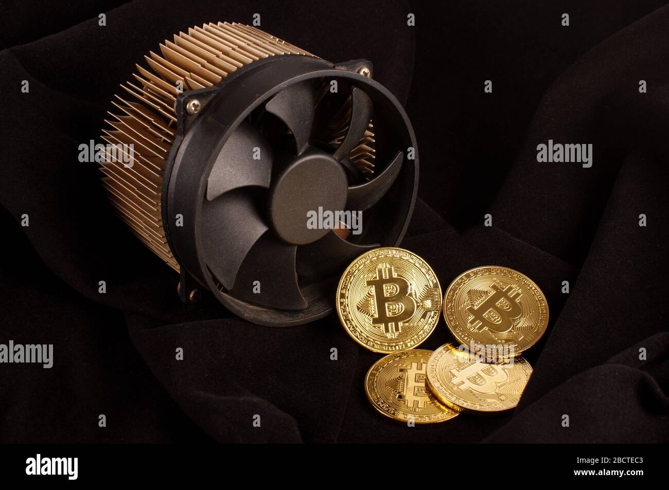 Bitcoin dispositivo di estrazione e monete simboliche come un concetto di profitto Foto Stock