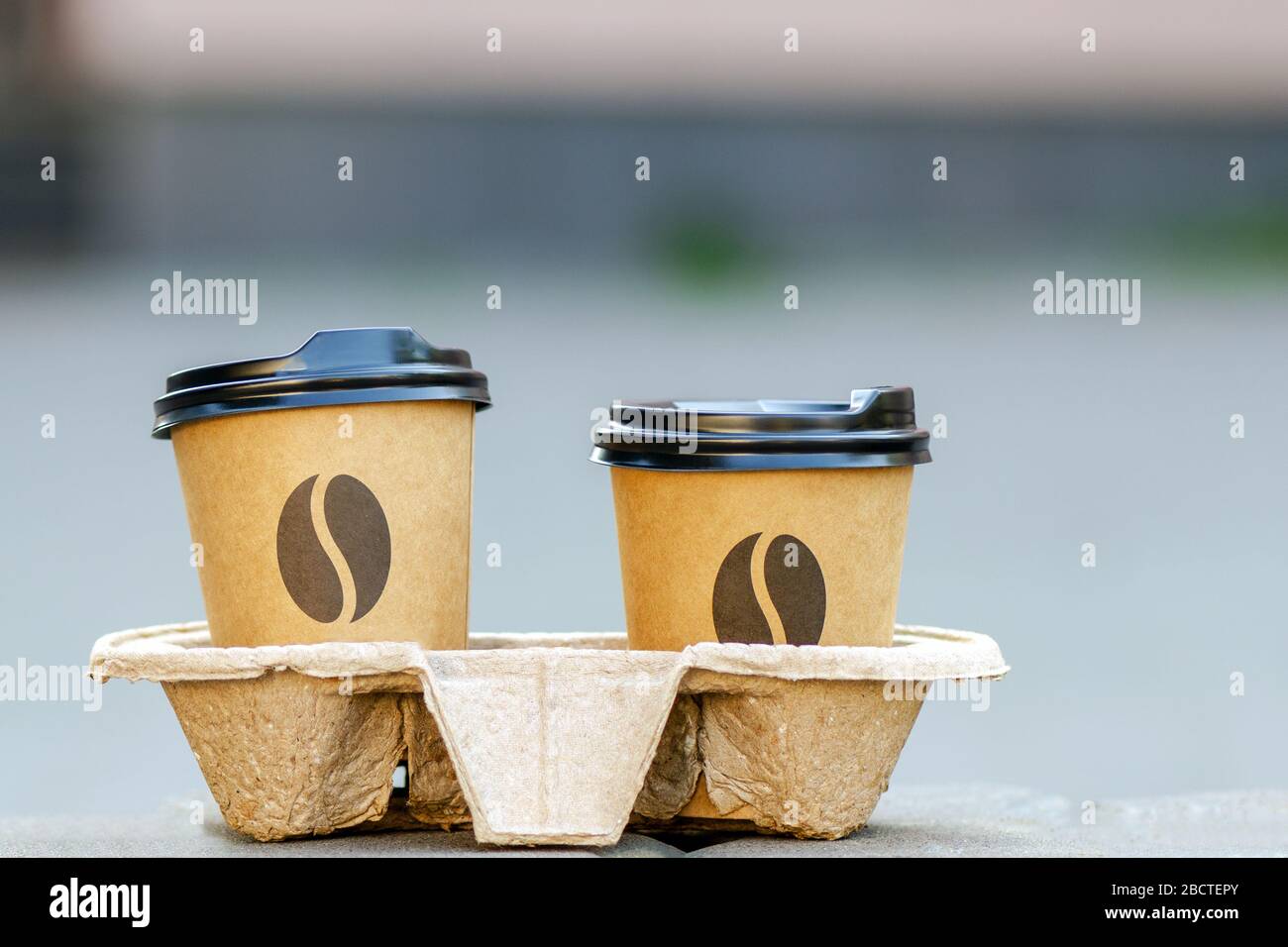 Due tazze da caffè usa e getta in un supporto di cartone. Caffè sempre con  te. Da asporto Foto stock - Alamy