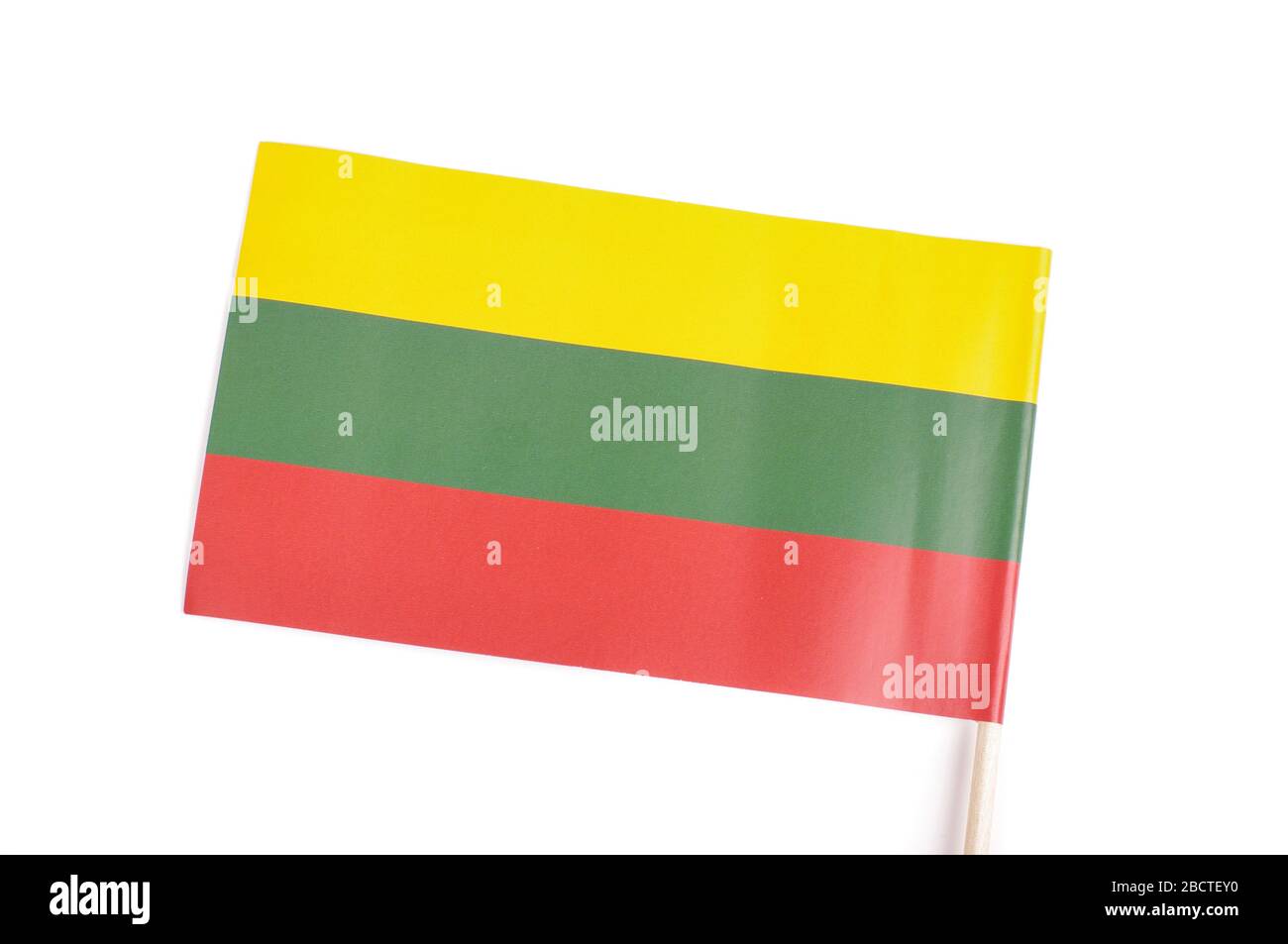 Carta bandiera Lituania come souvenir isolato su sfondo bianco Foto Stock