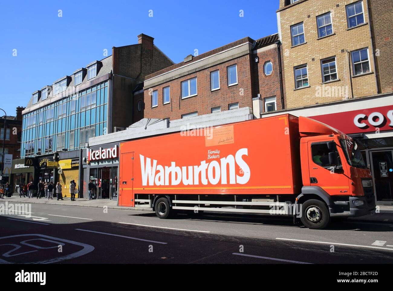 Warburtons che cada le forniture di pane a Kentish Town, sotto la crisi pandemica del coronavirus, nel nord di Londra, Regno Unito Foto Stock