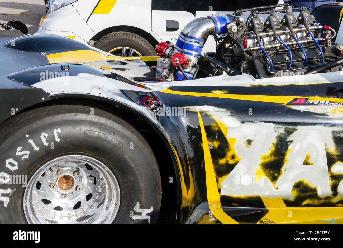 SUMY, UCRAINA - 21 SETTEMBRE 2019.view della ruota posteriore e del motore di un dragster potente. Ucraino ZAZ GTR Foto Stock