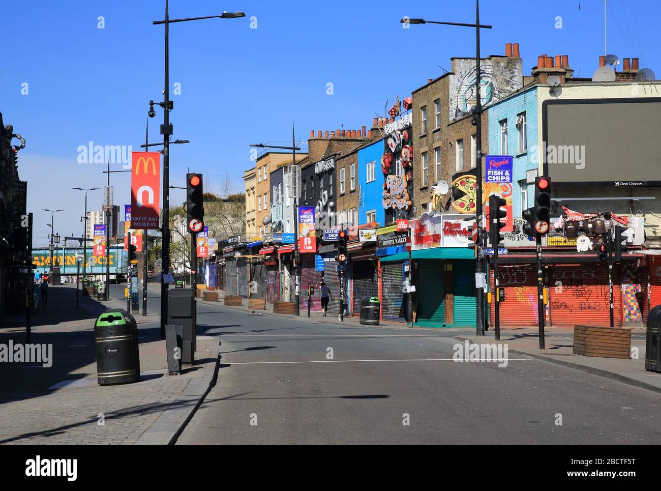 Negozi e caffè chiusi sulla colorata Camden High Street, sotto l'arenata pandemia di coronavirus, nel nord di Londra, Regno Unito Foto Stock