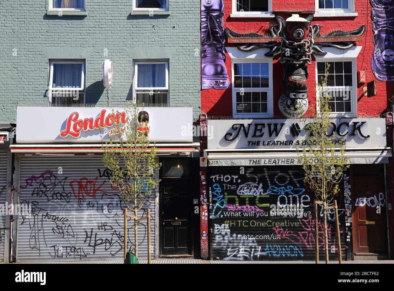 I negozi sono chiusi sulla colorata Camden High Street, sotto il blocco pandemico del coronavirus, nel nord di Londra, nel Regno Unito Foto Stock