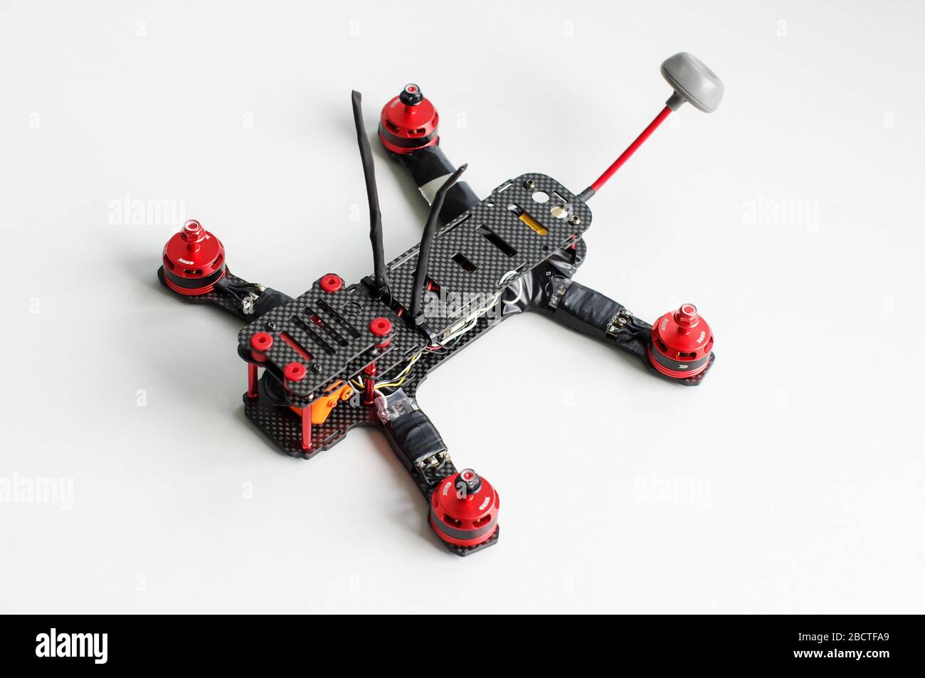 Drone da corsa senza propulsatori. Preparazione per la gara Foto Stock