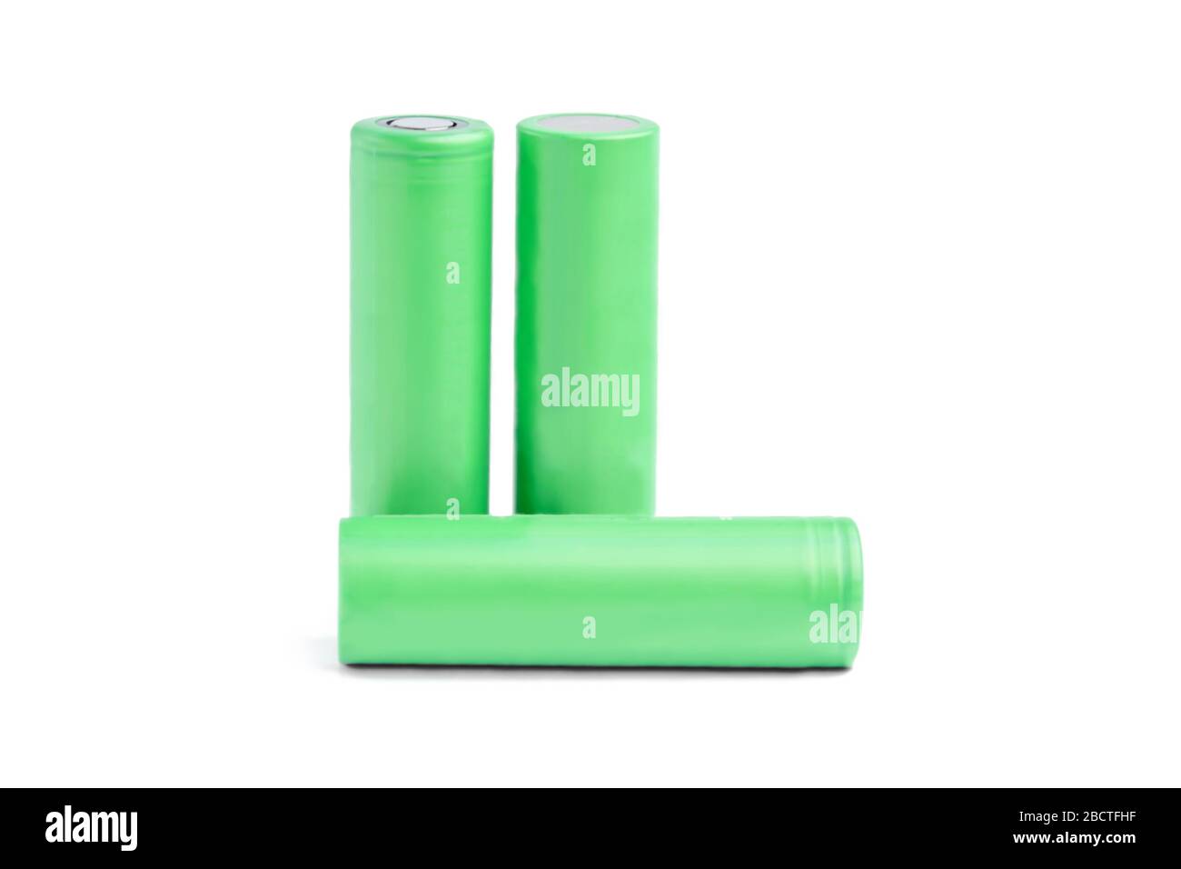 Tre batterie ricaricabili su sfondo bianco isolato. 18650 batterie verdi. concetto di energia del dispositivo Foto Stock