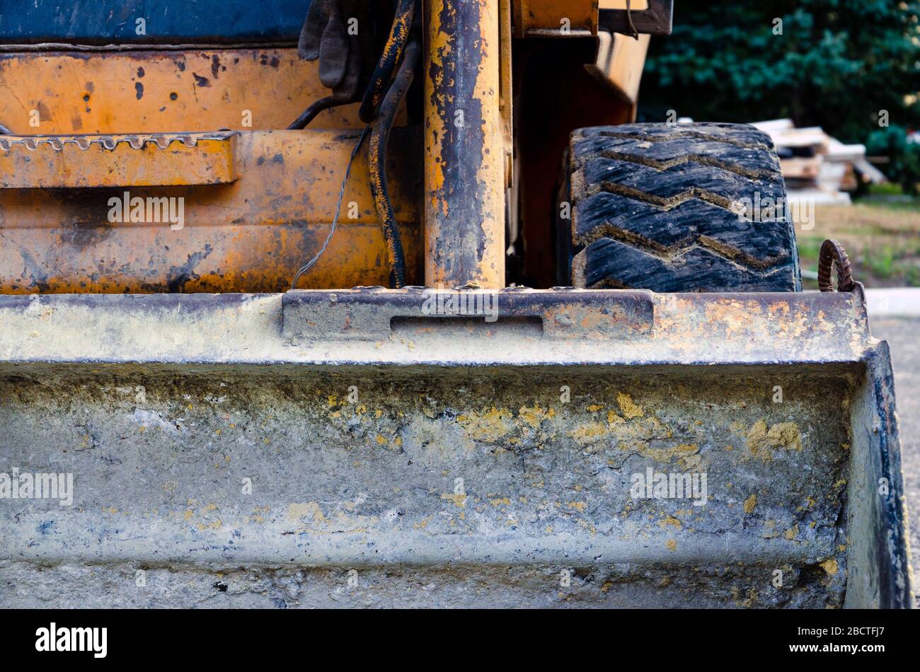 concetto di lavoro di costruzione. lavoro di riparazione. Risorsa mineraria. Vista della benna bulldozer sporca. Sfondo Foto Stock