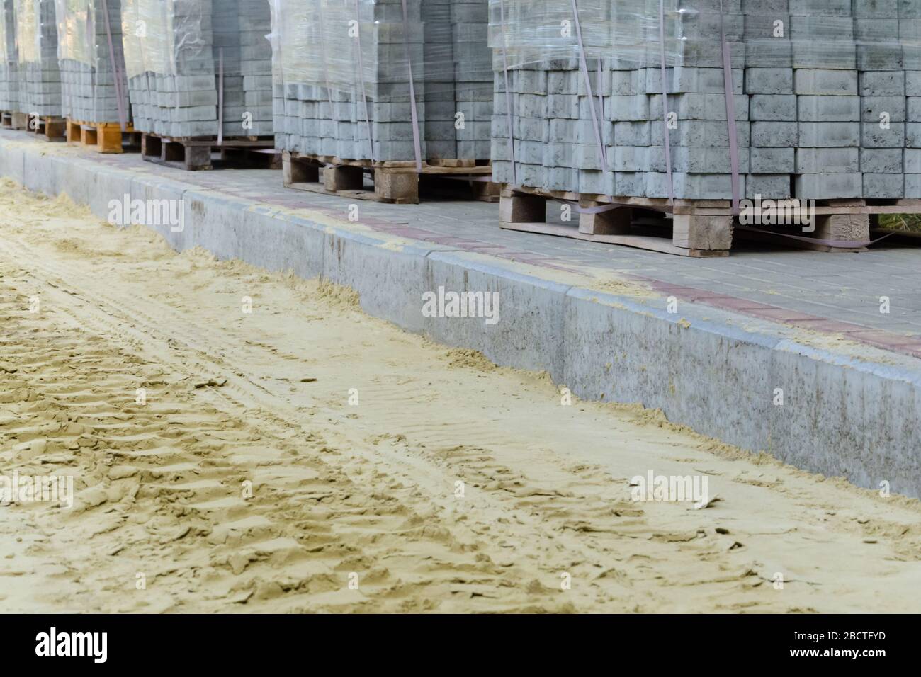 lavori stradali su pavimentazione di lastre con posa di sabbia Foto Stock