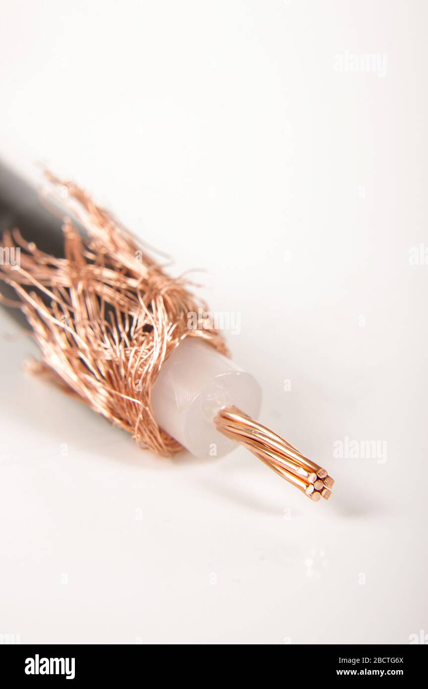 Cavo coassiale a radiofrequenza da 50 Ohm predisposto per la crimpatura Foto Stock