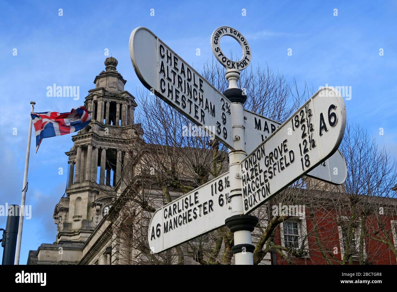 Stockport A6 fingerposts, County Borough, Cheadle, Chester, Londra, Buxton, Macclesfield, Carlisle, Manchester, Cheshire, Inghilterra, Regno Unito Foto Stock