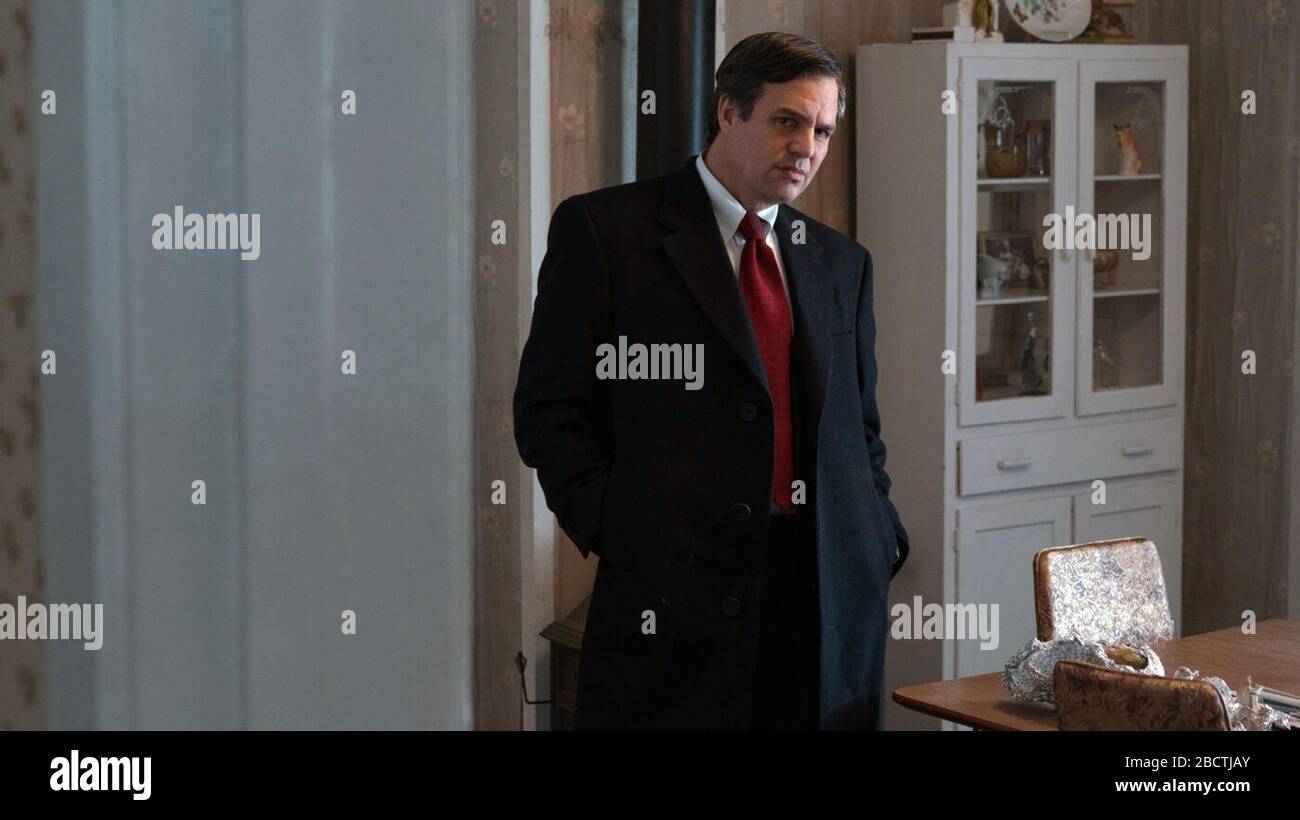 Dark Waters è un film statunitense Thriller del 2019 diretto da Todd Haynes e scritto da Mario Correa e Matthew Michael Carnahan. Questa fotografia è esclusivamente per uso editoriale ed è il copyright della società cinematografica e/o del fotografo assegnato dalla società cinematografica o di produzione e può essere riprodotta solo da pubblicazioni in collaborazione con la promozione del film di cui sopra. È richiesto un credito obbligatorio per l'azienda cinematografica. Il fotografo deve essere accreditato anche se noto. Foto Stock