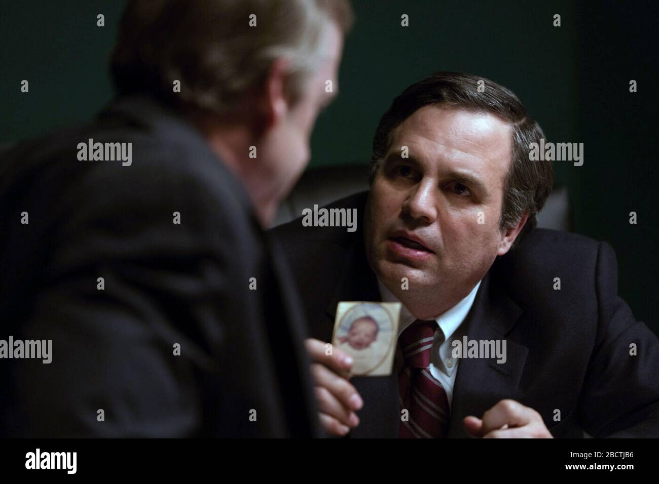 Dark Waters è un film statunitense Thriller del 2019 diretto da Todd Haynes e scritto da Mario Correa e Matthew Michael Carnahan. Questa fotografia è esclusivamente per uso editoriale ed è il copyright della società cinematografica e/o del fotografo assegnato dalla società cinematografica o di produzione e può essere riprodotta solo da pubblicazioni in collaborazione con la promozione del film di cui sopra. È richiesto un credito obbligatorio per l'azienda cinematografica. Il fotografo deve essere accreditato anche se noto. Foto Stock