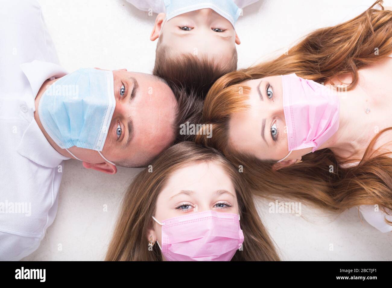 adulti e bambini usano maschere mediche Foto Stock